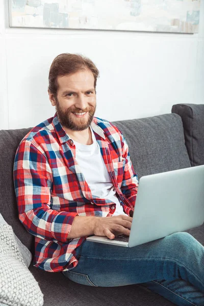 Barbudo hombre usando portátil —  Fotos de Stock