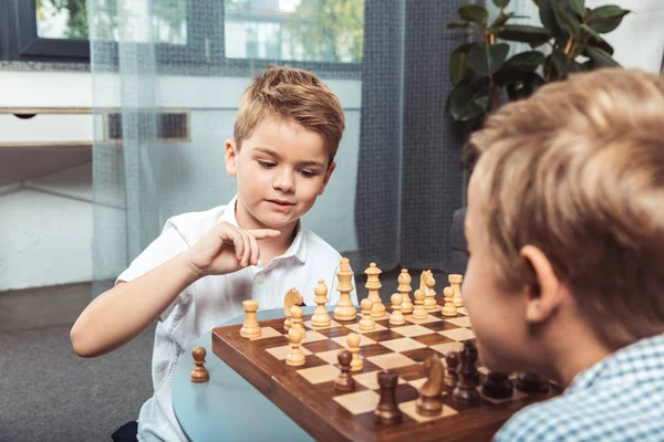 Niños jugando ajedrez — Foto de Stock