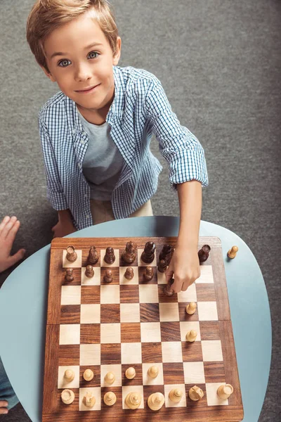 Garçon jouer aux échecs — Photo gratuite