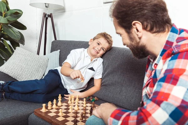 Pai e filho jogando xadrez — Fotografia de Stock