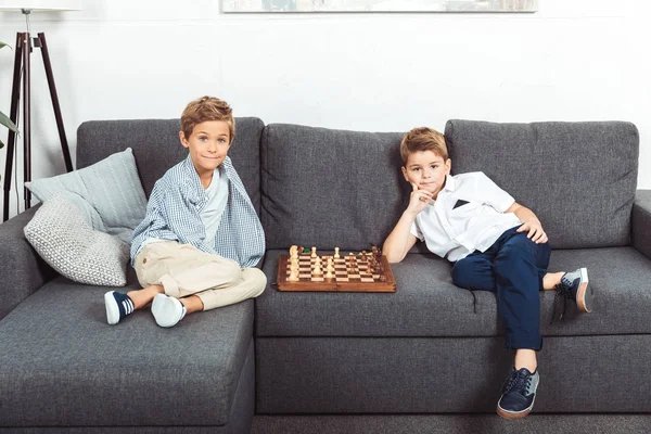 Little boys playing chess — Stock Photo, Image