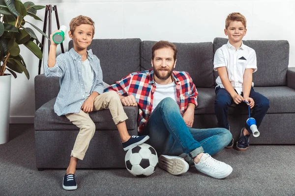 Family watching soccer match at home — Stock Photo, Image