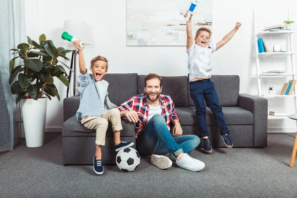 Family watching soccer match at home — Stock Photo, Image