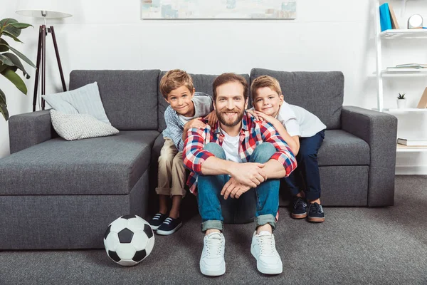 Family watching soccer match at home — Stock Photo, Image