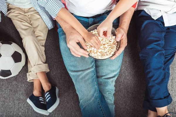 Famille manger du pop-corn — Photo