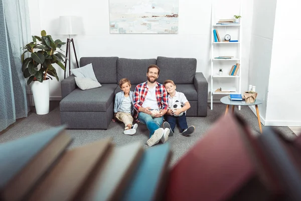 Family watching soccer match at home — Free Stock Photo