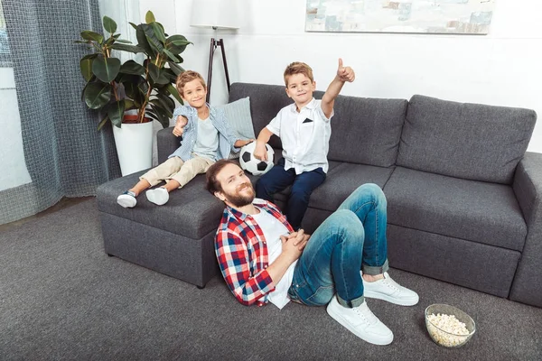 Far med söner spendera tid hemma — Stockfoto