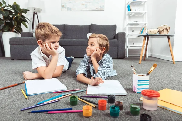 Little boys drawing together — Stock Photo, Image