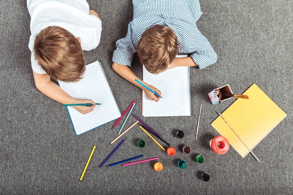 Little boys drawing together — Stock Photo, Image