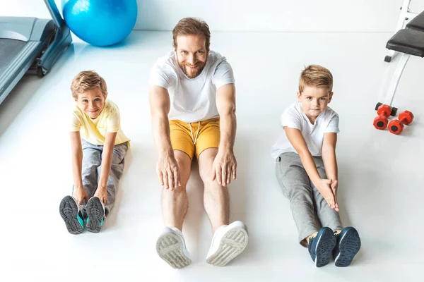 Vader met zonen samen oefenen — Stockfoto