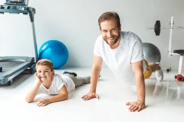 Sportive ojciec i syn — Zdjęcie stockowe