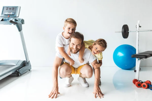 Isä ja pojat treenaavat yhdessä — kuvapankkivalokuva