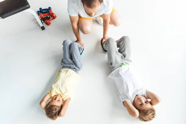 Pai com filhos exercendo juntos — Fotografia de Stock