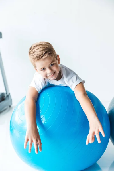 Niño pequeño en la pelota de fitness — Foto de Stock