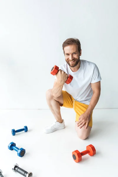 Homem exercitando com halteres — Fotografia de Stock