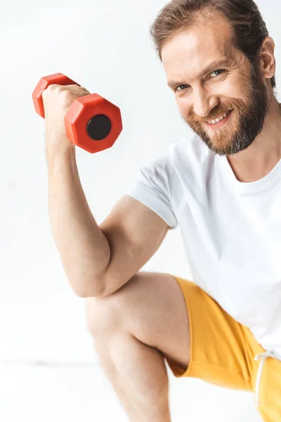 Hombre haciendo ejercicio con mancuerna — Foto de Stock