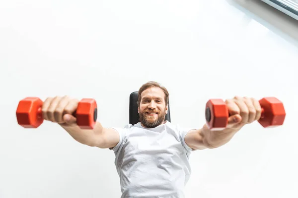 Homem exercitando com halteres — Fotografia de Stock