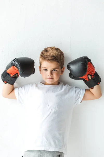 拳击手套的小男孩 — 图库照片