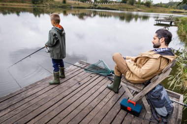 Baba ve oğul çubuklar ile Balık tutma