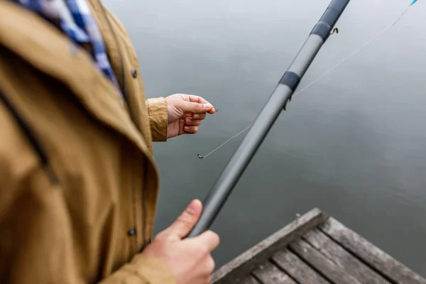 釣り竿とフックを持つ男 — ストック写真