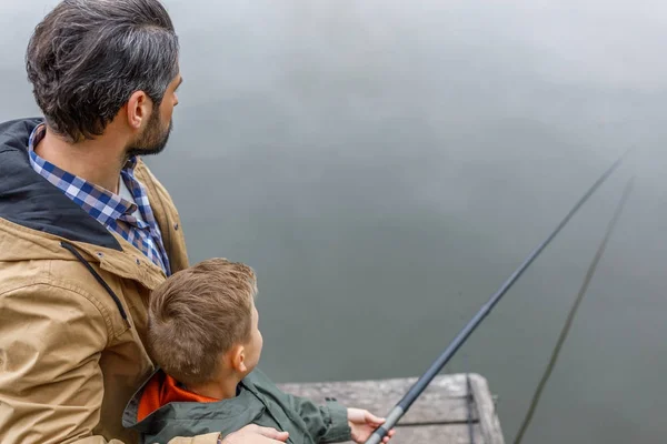 Pai e filho pesca no cais — Fotografia de Stock