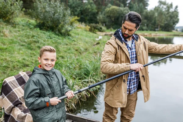 Pai e filho pescando juntos — Fotos gratuitas