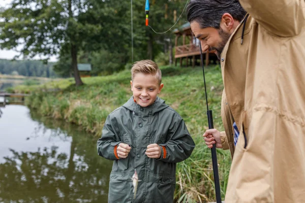 Père et fils avec des petits poissons — Photo