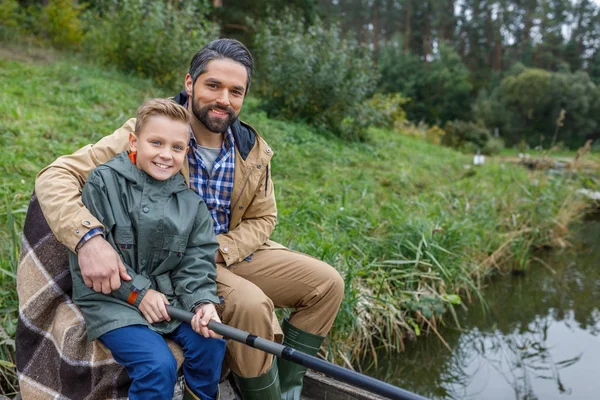 Father and son fishing on pier — Stock Photo, Image