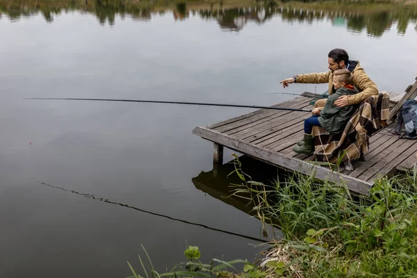 Padre e hijo pescando con cañas — Foto de Stock