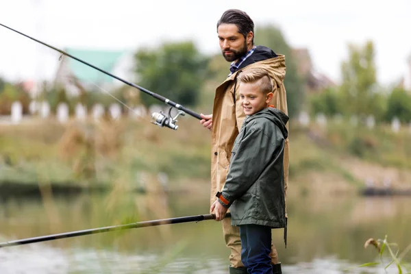 Apa és fia együtt horgásznak. — Stock Fotó