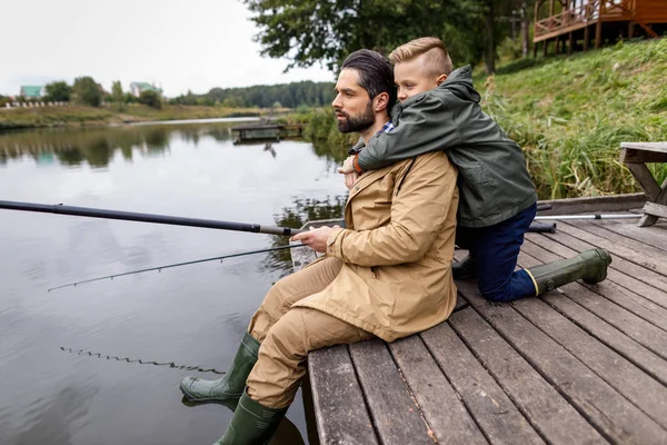 Padre e figlio pesca con canne — Foto Stock