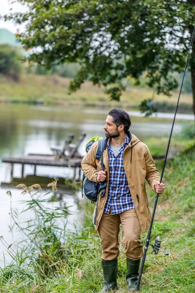 çubuk ve sırt çantası ile balıkçı