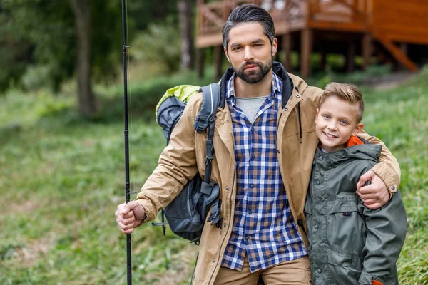 Padre e figlio con canna da pesca — Foto Stock