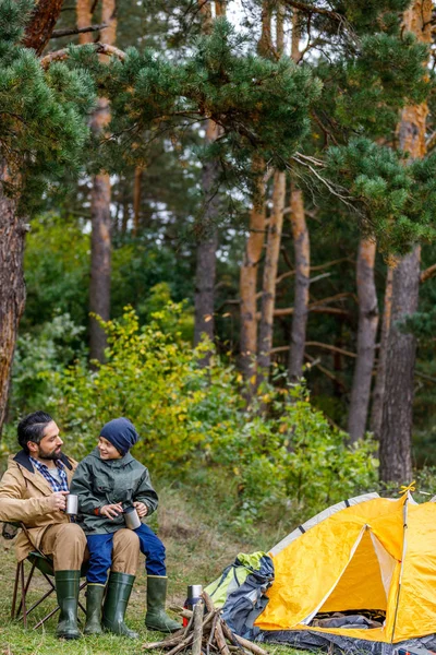 Far och son i camping — Stockfoto