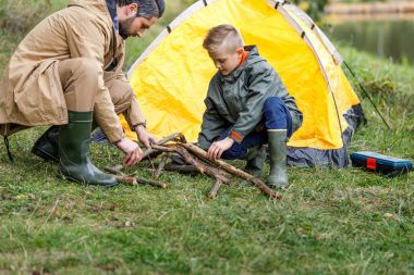 Baba ve oğul şenlik ateşi yapma 