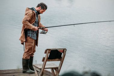 adam çubuk iskelede ile Balık tutma 