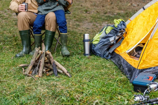 Far och son i camping — Stockfoto