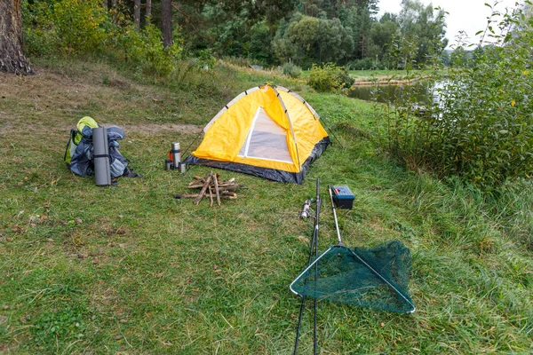 Tent on countryside with lake — Stock Photo, Image