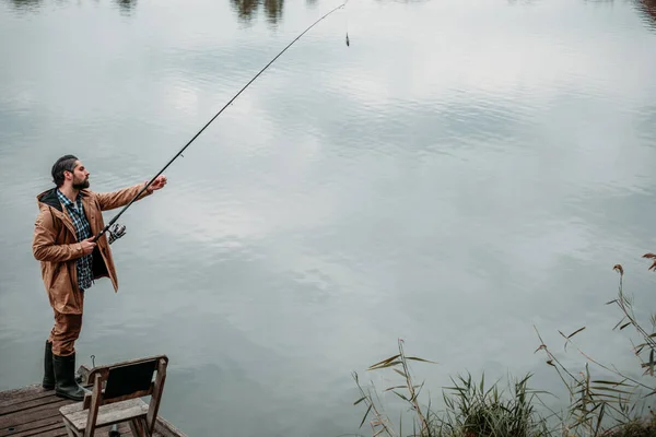 Homme pêche avec canne — Photo