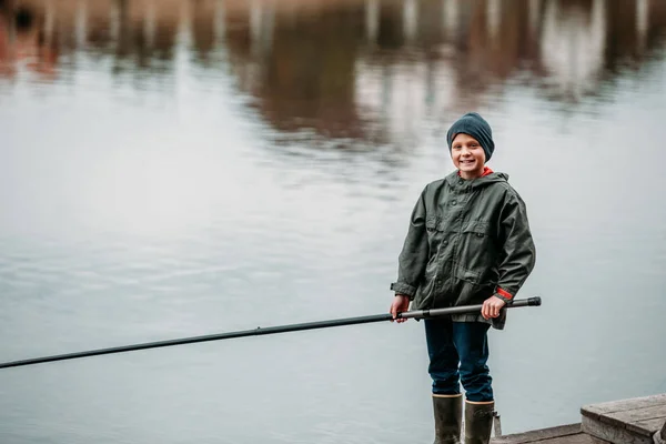 Маленький хлопчик риболовля на озері — стокове фото