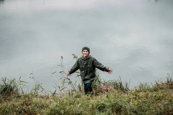 Menino feliz no lago — Fotos gratuitas