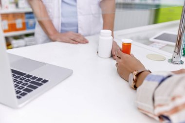 Eczacı ve eczane müşterisi