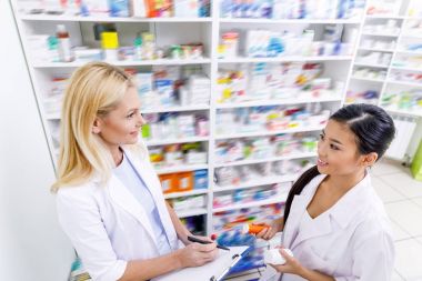 eczanede çalışan kadın Eczacılar