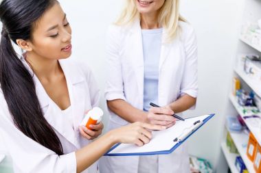 eczanede çalışan kadın Eczacılar