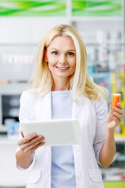 Farmacéutico con tableta digital y medicamentos —  Fotos de Stock