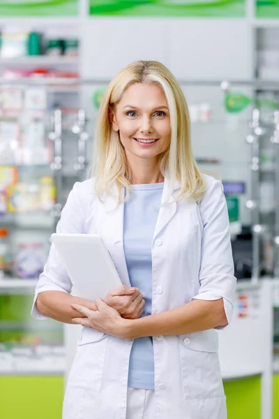 Farmacéutico con tableta digital en farmacia —  Fotos de Stock