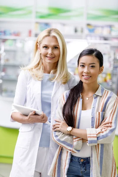 Farmacêutico com tablet digital e cliente — Fotografia de Stock