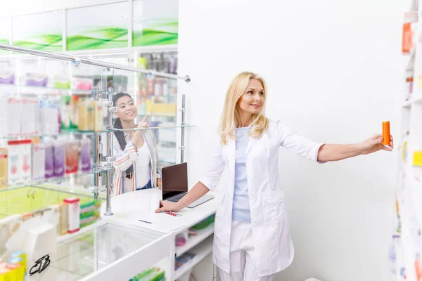 Farmacéutico y cliente en farmacia — Foto de Stock