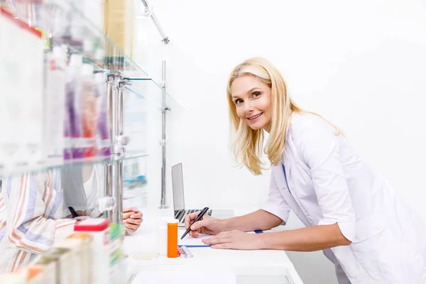 Farmacéutico y cliente en farmacia — Foto de Stock