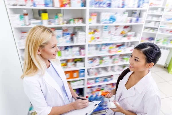 Женщины-фармацевты, работающие в аптеке — стоковое фото